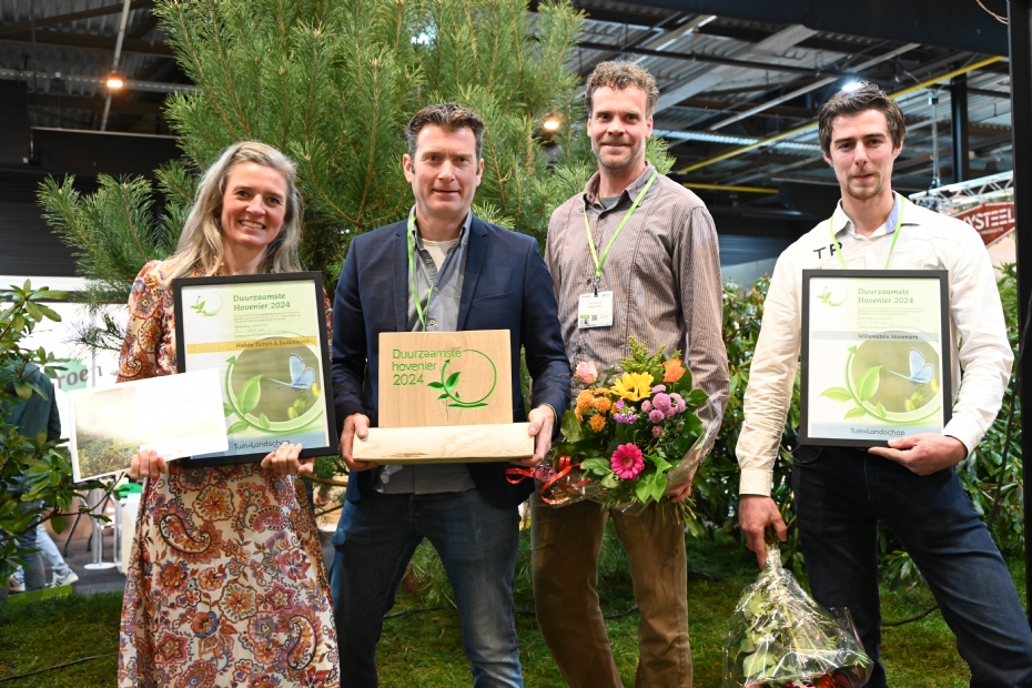 Links Holsto Tuinen met de eerste prijs en helemaal rechts Wouter Rijkaart van Willemstein Hoveniers met de tweede plek in de categorie Particuliere Tuin.