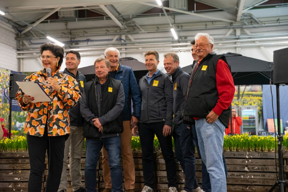 De uitreiking van de SilvaTulipa-pin aan JUB Holland