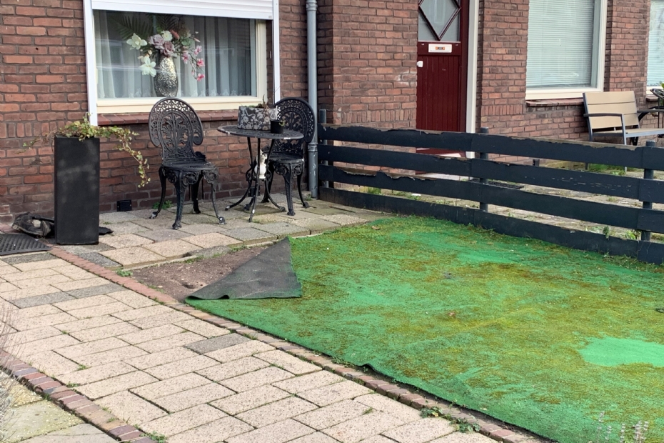 Verstening en kunstgras in een voortuin: een droevige aanblik