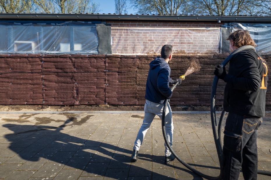 Hydroseeding op een rechtopstaande gevel