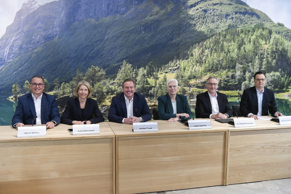STIHL persconferentie over de jaarcijfers 2025. Van links naar rechts: Martin Schwarz (bestuurslid productie en materialen), Anke Kleinschmit (bestuurslid onderzoek en ontwikkeling), Michael Traub (voorzitter van de Raad van Bestuur, marketing en verkoop), Ingrid Jägering (bestuurslid financiën en IT), dr. Michael Prochaska (bestuurslid personeel en juridische zaken) en Michael Schattenmann (vicepresident communicatie en public relations)