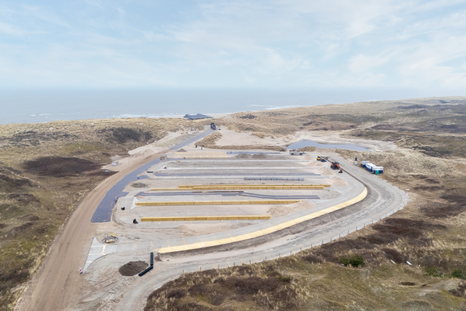 De strandopgang op Texel met duurzame gekleurde betonplaten, aangelegd door Van der Meer BV in samenwerking met Zwaagstra Beton. Foto: Zwaagstra Beton