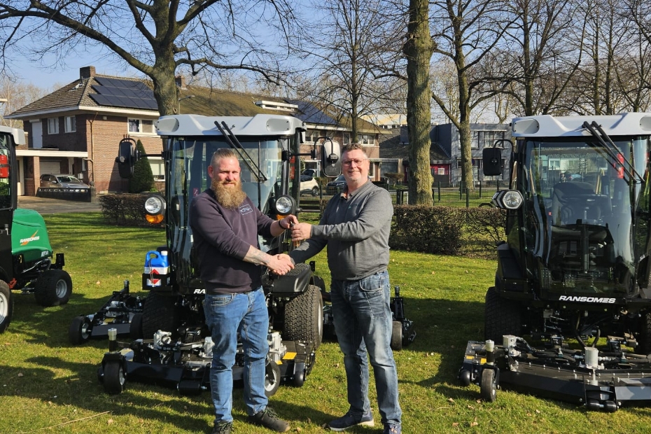 Frank Hautvast (rechts) van Intrak levert drie nieuwe Ransomes uit aan Mike Beerens van Sittard-Geleen