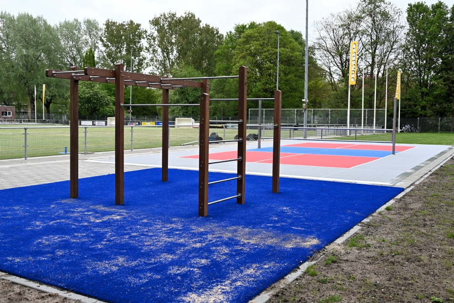 Sportbedrijf Rotterdam legde samen met W&H Sports een pickleballveld aan op sportcomplex Max Planckplaats, met daarnaast een calisthenics-apparaat.