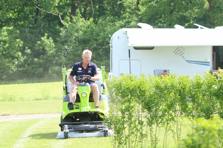 Het onderhouden van het gras op zijn camping is voor Edwin Smit een erezaak