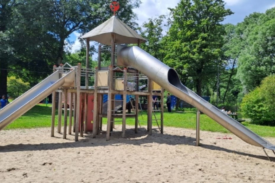 Het oude toestel, wat aan vervanging toe was, had glijbanen die nog zeker 10+ jaren mee kunnen.