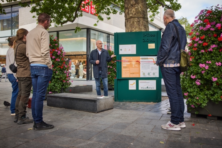 Jacco de Frel opent infopaneel i-Tree in centrum Rotterdam. Foto: gemeente Rotterdam - Jan de Groen