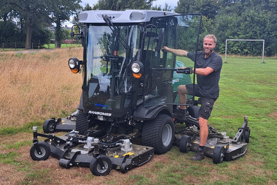 Een medewerker van de gemeente Dalfsen en de ergonomische verbeterde Ransomes-cirkelmaaier
