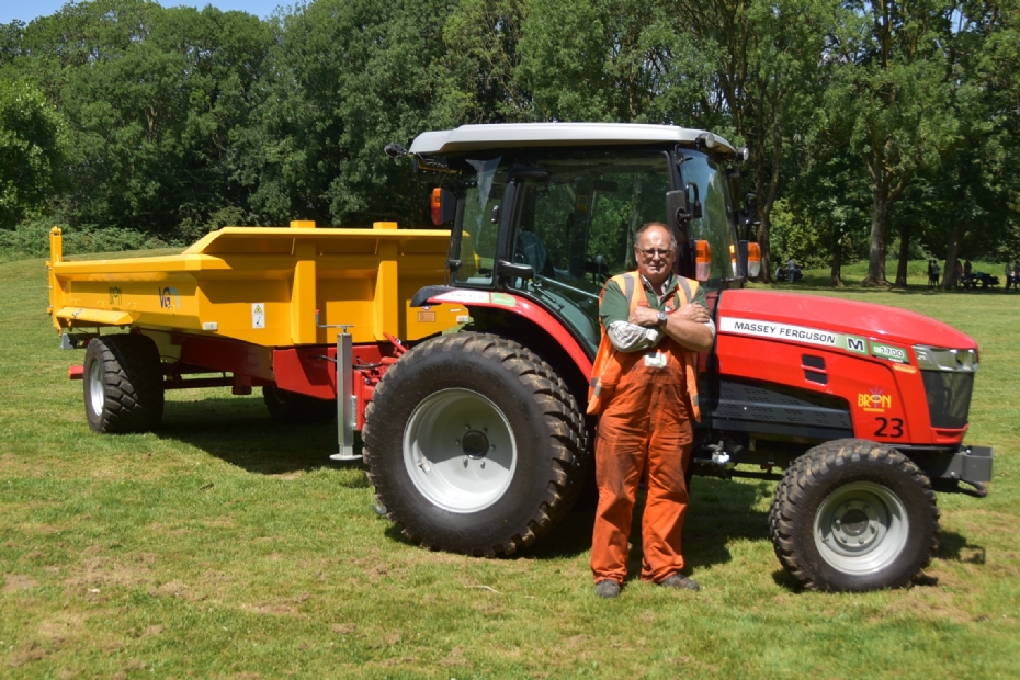 Kees Verbeek is dik tevreden over de e-tractor die hij bestuurt