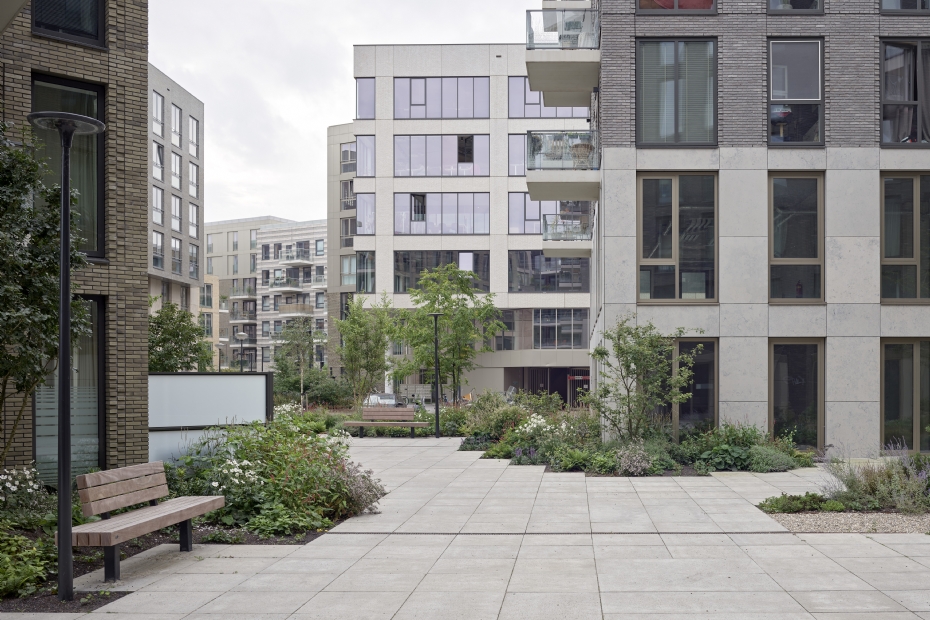 Victor Dijkshoorn: 'Onze keuze viel specifiek op Schellevis' Oud Hollandse tegels door de esthetische kwaliteit met typische open structuur en verouderingspatroon van de belletjes in de bovenlaag'