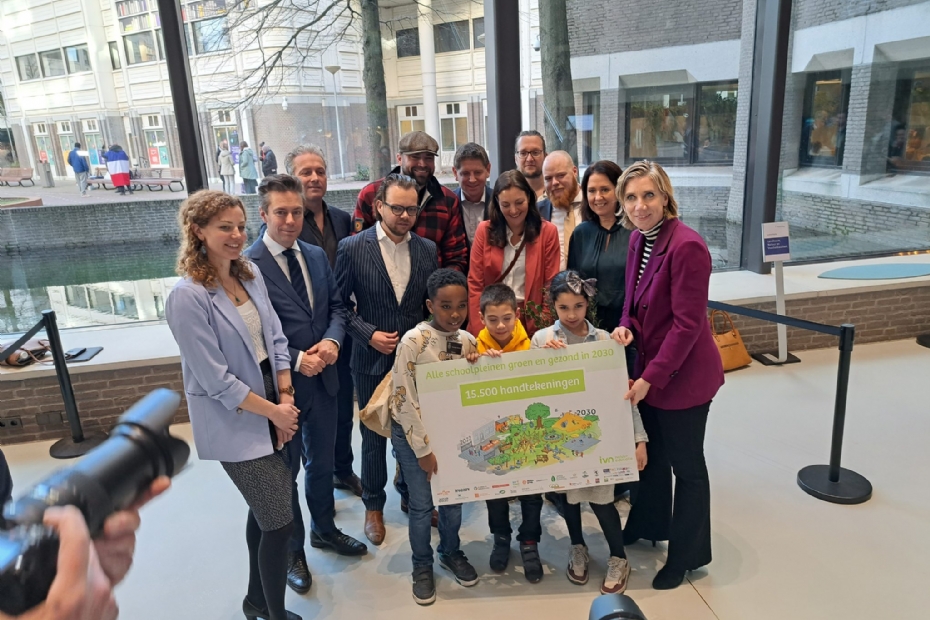 Aanbieding petitie 'Alle schoolpleinen groen en gezond' (beeld ter illustratie)