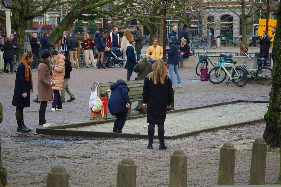 Beeld ter illustratie, jeu de boules spelen op een plein in Amsterdam