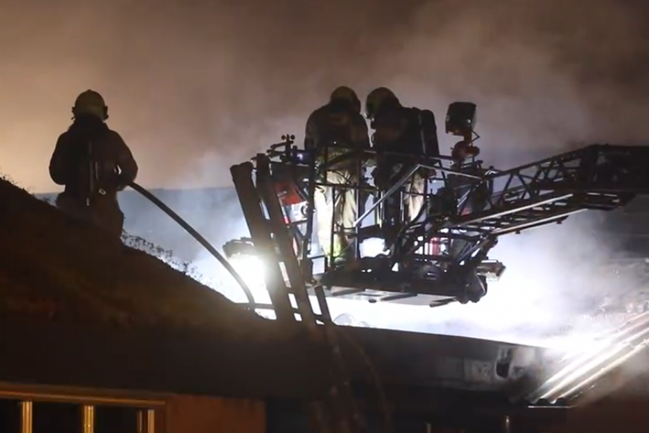 Grote brand bij hoveniersbedrijf Ter Riele (video still)