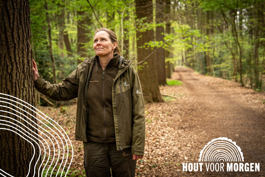Debora Flier aan het werk op Landgoed Weldam (Beeld: PEFC Nederland, Unie van Bosgroepen)