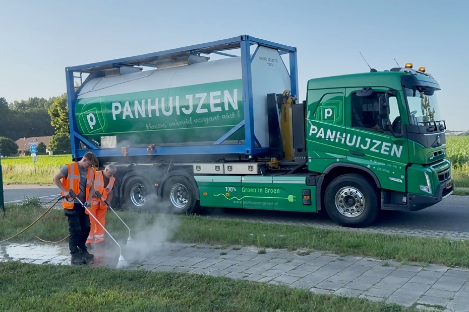 Medewerkers van Panhuijzen Groen bestrijden onkruid met heet water, volledig emissievrij dankzij de elektrische vrachtwagen van The Green Solution