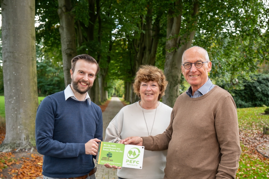 Gerdien (midden) en Wim (rechts) van Pleisterplaats de Barkel ontvangen het Bomen Buiten het Bos certificaat uit handen van PEFC (Beeld via: PEFC Nederland)