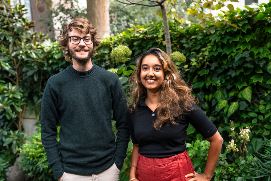 Michiel Blaas (l) en Juliëtte Mohamed van de gemeente Amsterdam: 'De schanskorven zijn gevuld met materialen afkomstig uit de stad zelf.'