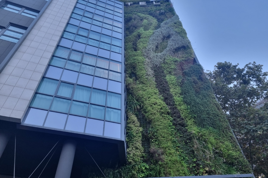 Beeld ter illustratie: gevelgroen in Barcelona, foto genomen tijdens Husqvarna Living City 2025