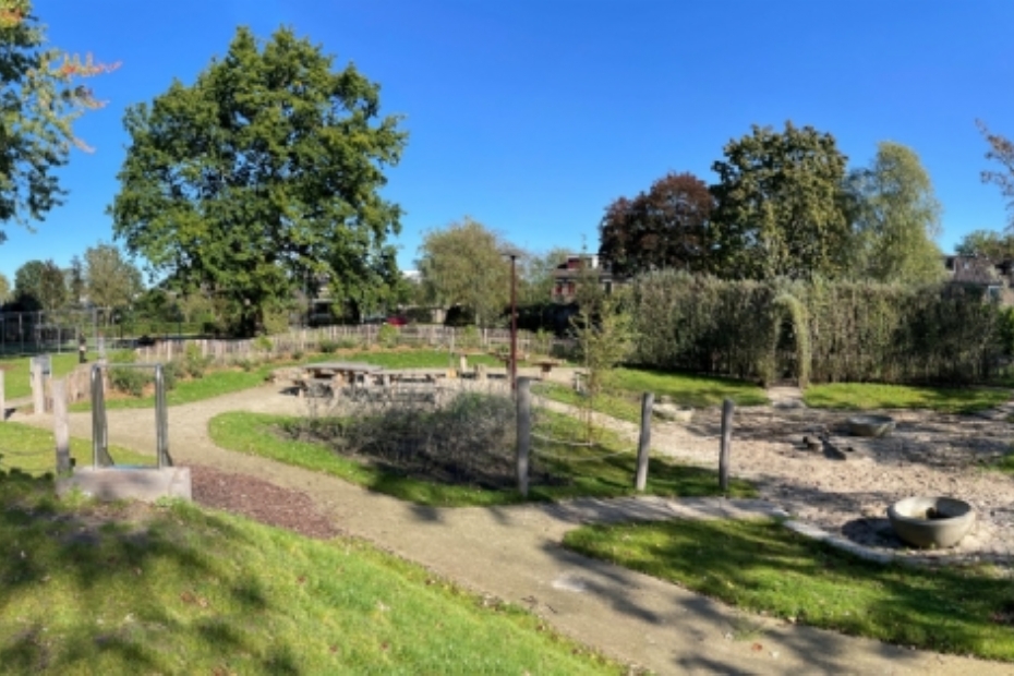 Door het pad rondom de zandplek kan iedereen overal komen.