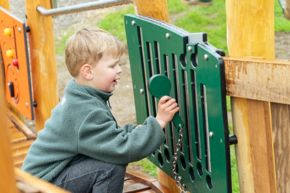 Op de route naar boven kom je allerlei speelpanelen tegen.