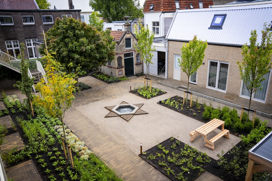 Binnentuin van De Haven, kort nadat deze werd opgeleverd. In het midden de vijver