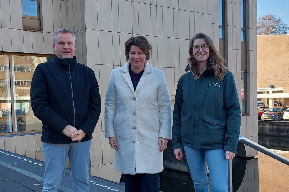 Bernhard Jaarsma, Liesbeth Pleizier en Ellen van den Bron (r.) voor het gemeentehuis van Krimpen aan den IJssel