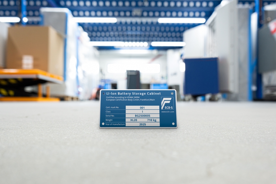 Een gecertificeerde kast herken je heel eenvoudig: aan de binnenzijde zit een blauw ECB-S-plaatje. Ontbreekt dat plaatje? Dan is de kast niet gecertificeerd.