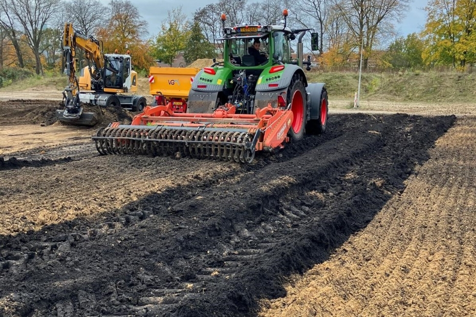 Het zand en de speciale voedingsmix worden gemengd