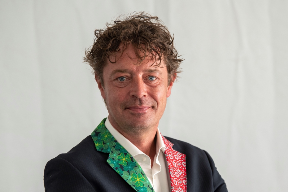 Willem Bierema in zijn herkenbare ATH- en GTH-colbert Willem Bierema in zijn herkenbare ATH- en GTH-colbert