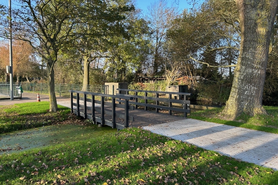 Brugelementen vervaardigd uit oud kunstgras, toegepast door SRO in Haarlem Brugelementen vervaardigd uit oud kunstgras, toegepast door SRO in Haarlem