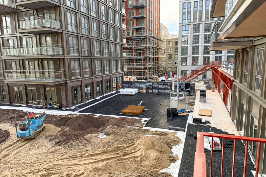 De gemeenschappelijke tuin heeft een secundaire functie als waterberging De gemeenschappelijke tuin heeft een secundaire functie als waterberging