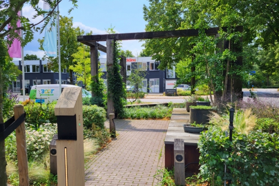 De oude meerpalen als pergola's en ander hergebruikt hout voor de zitelementen maken dit een prettige verblijfplaats in de buitenruimte.