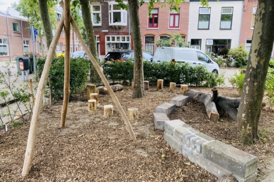 Kabouterbos met stapstammen en klimboom van hout uit Haarlem, muurtjes van tegels uit het plein en een doolhofspiraal van gewone liguster.