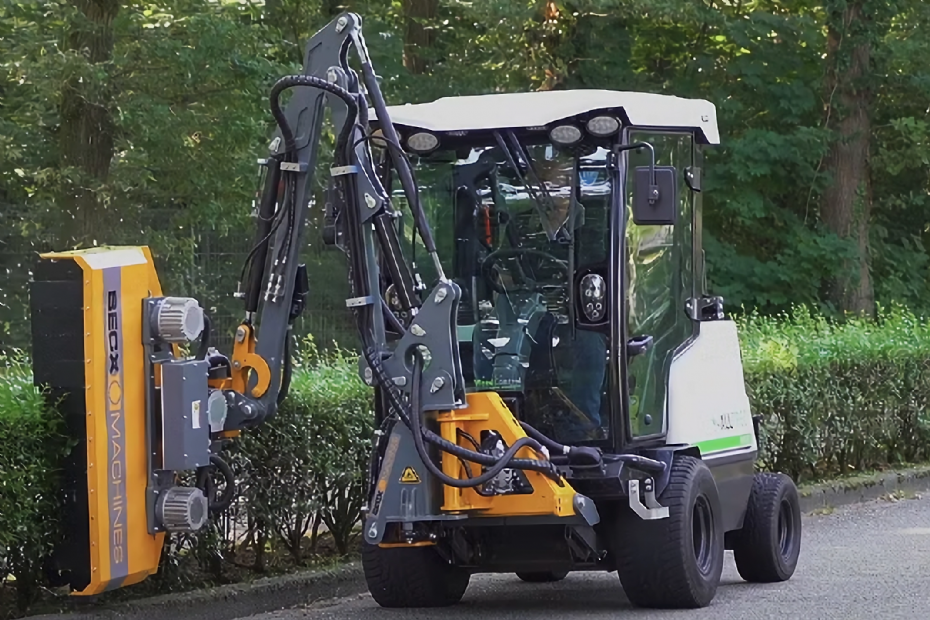 De 8015F met maaiarm