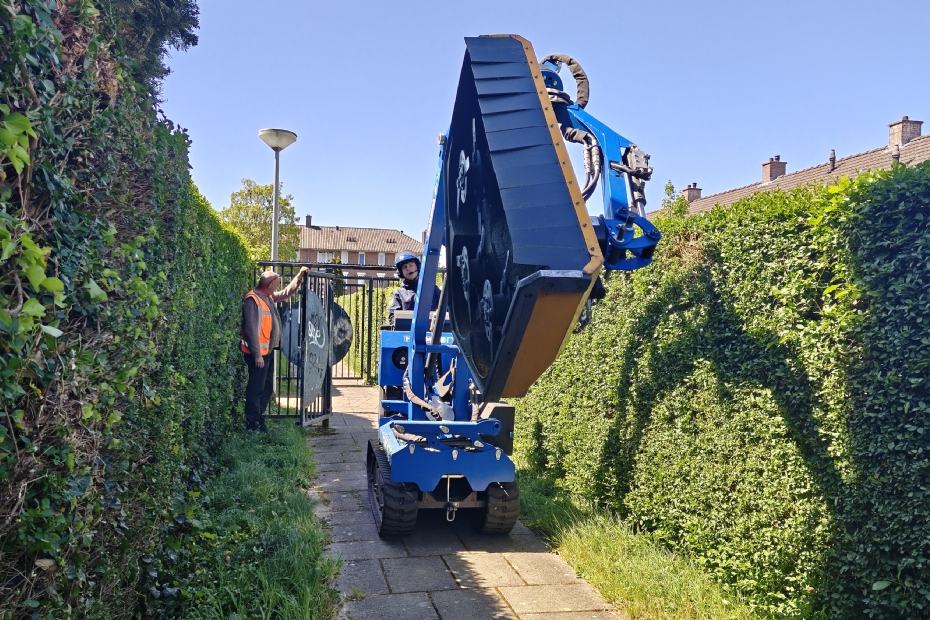 De Harsma One, een compact rupsvoertuig, uitgerust met een maaiarm en een Mulchdek van Becx Machines