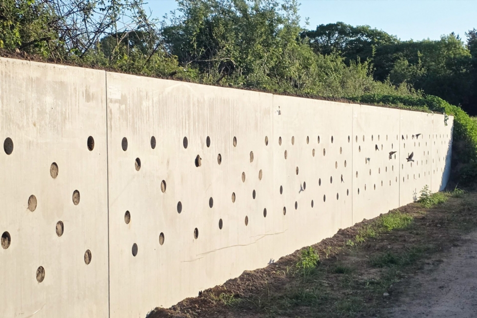 Oeverzwaluwwand gerealiseerd door Zwaagstra Beton op het gronddepot De Riezegraven in Ulft 