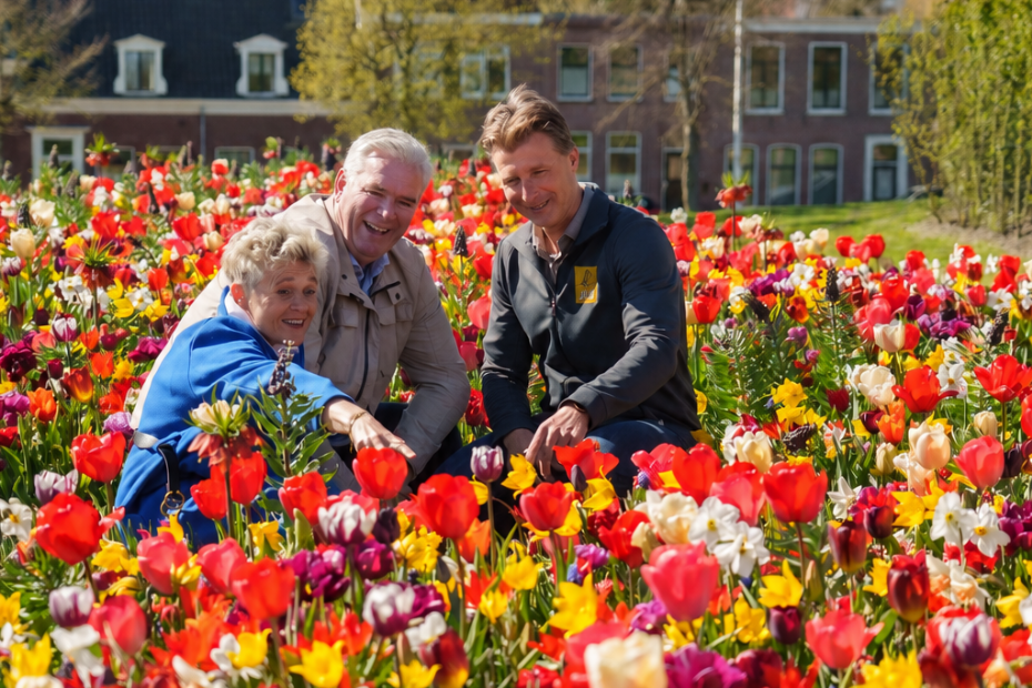 Tussen een zee van tulpen in het Bolwerk van Alkmaar. Vlnr: Anouska Couwenhoven - De Hofdame Tuinstyling, Paul Weidema - Stadswerk072 en Robbert Uittenbogaard - JUB Holland. Foto's: Erik Boschman / Stadswerk072