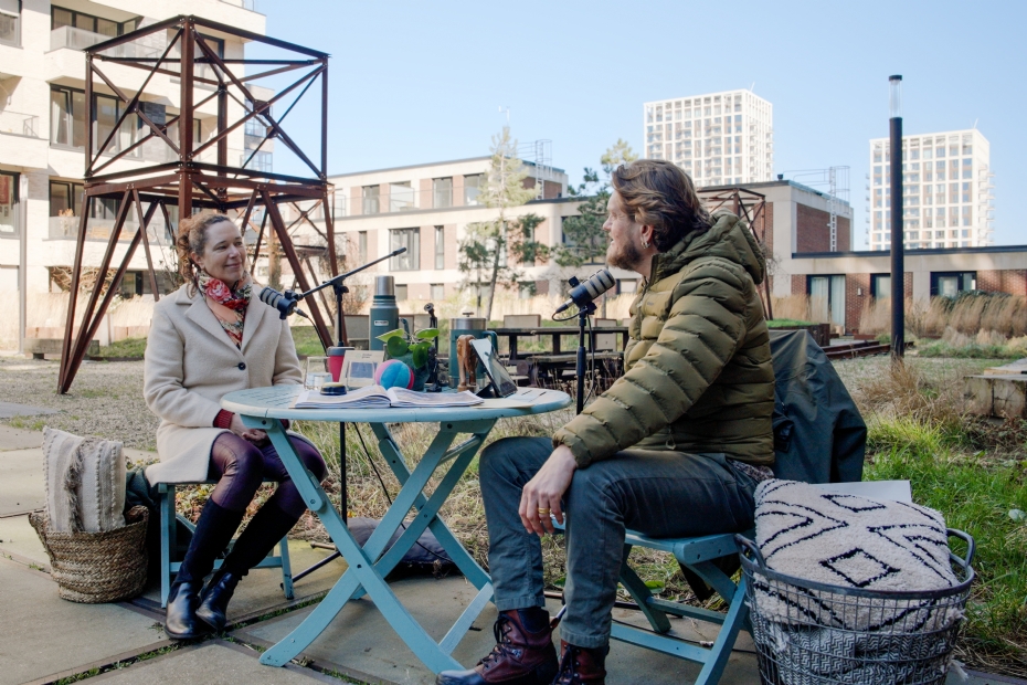 Een videostill uit de podcast 'Natuurlijk!' van Donker Groep, aflevering 2 over circulariteit