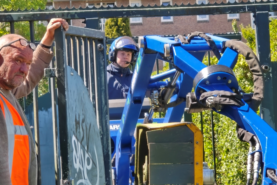 De machine kan door smalle en lage poorten (Foto's: Floris Scheerder, De Enk)