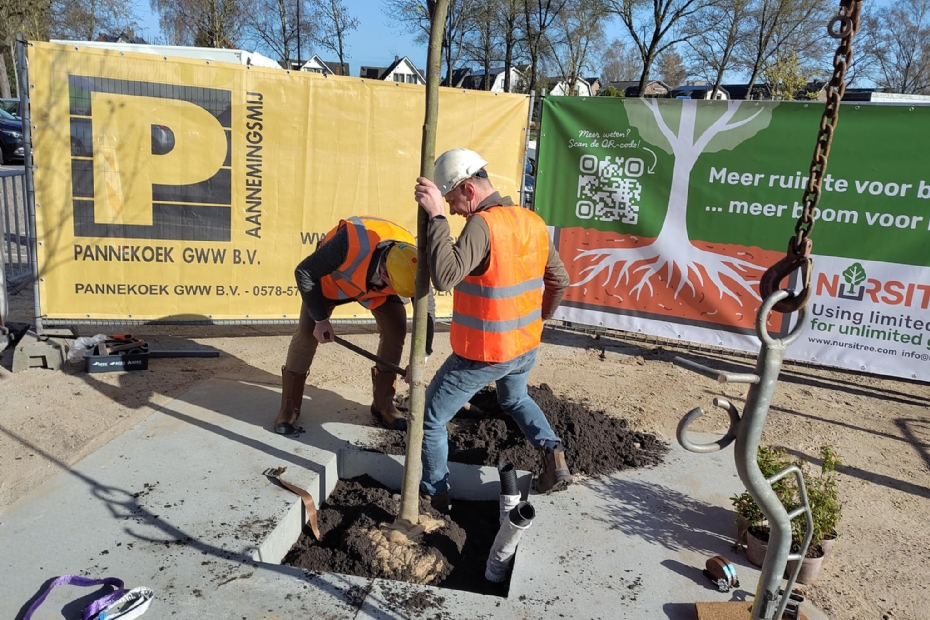 Samen met wethouder Danny Huizer wordt de eerste boom aangeplant