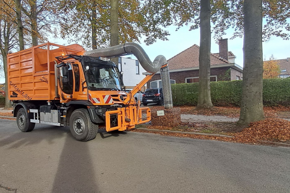Unimog U535 met blad- en vuilzuigslang en opvang