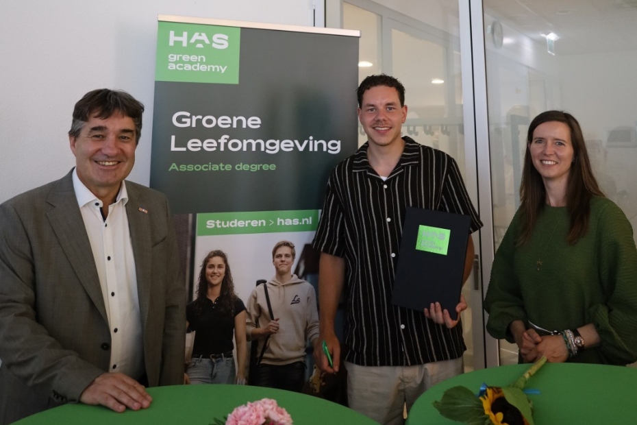 Tim van Bijnen ontvangt het allereerste diploma van de Associate degree Groene Leefomgeving uit handen van Patrick Cramers, vicevoorzitter van het College van Bestuur en Elaine van Ommen Kloeke, directeur Leefomgeving & Natuur Tim van Bijnen ontvangt het allereerste diploma van de Associate degree Groene Leefomgeving uit handen van Patrick Cramers, vicevoorzitter van het College van Bestuur en Elaine van Ommen Kloeke, directeur Leefomgeving & Natuur