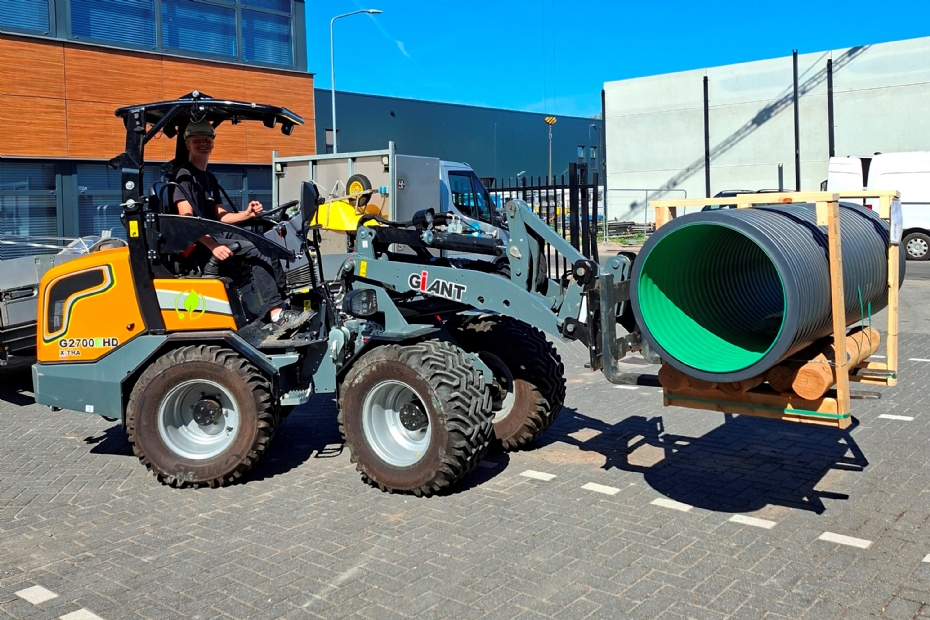 Daan Terpstra in actie met de [LINK GIP 5319]Tobroco-Giant[/LINK] G2700E X-TRA HD minishovel