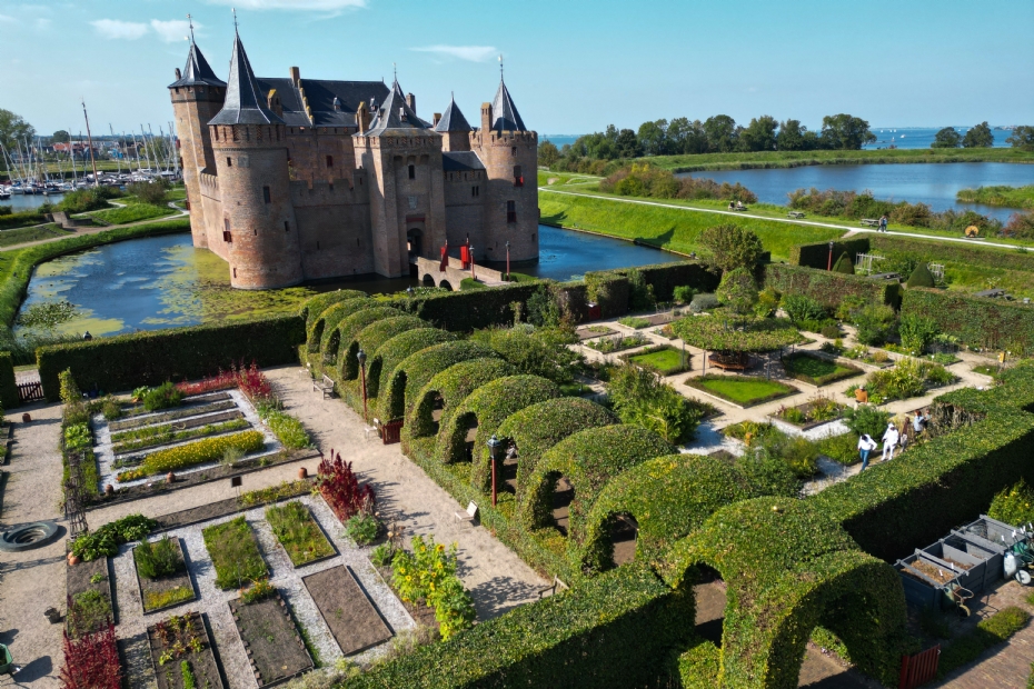 Luchtfoto van Kasteel Muiderslot. 'Elk landgoed kent zijn eigen vraagstukken waarin historische, ecologische en publieke belangen elkaar kruisen.' Foto: Hoefakker/Aneo Koning Luchtfoto van Kasteel Muiderslot. 'Elk landgoed kent zijn eigen vraagstukken waarin historische, ecologische en publieke belangen elkaar kruisen.' Foto: Hoefakker/Aneo Koning