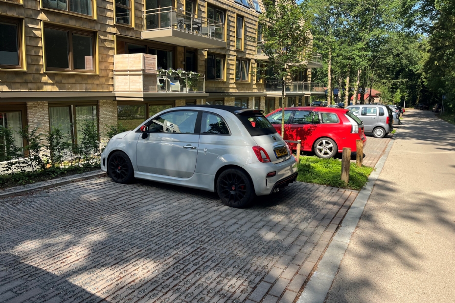 Parkeervakken met middenbruin NCB steen Parkeervakken met middenbruin NCB steen